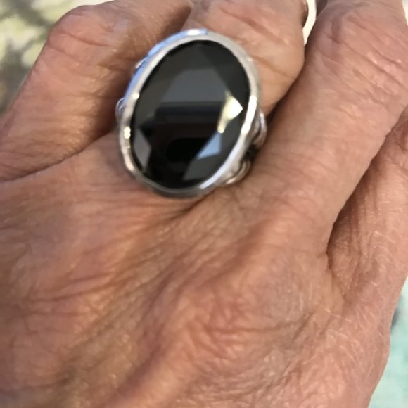 Black stone silver tone ring - Picture 2 of 3